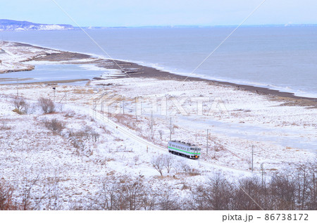雪に覆われた釧路市音別地区の海岸線を行く普通列車 雪に覆われた釧路市音別地区の海岸線を行く普通列車 86738172