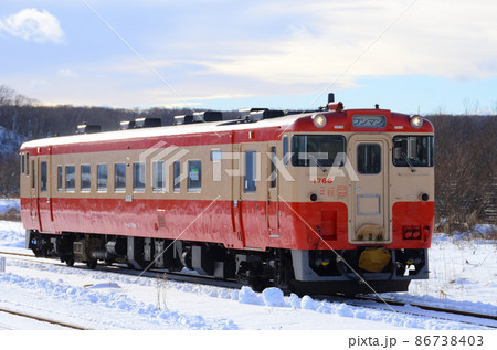 尺別信号場にゆっくりとやって来た国鉄一般気動車標準色塗装の普通列車 86738403
