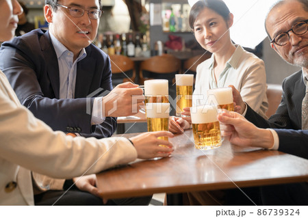 ビールで乾杯する会社帰りの打ち上げ飲み会 ビールで乾杯する会社帰りの打ち上げ飲み会 86739324