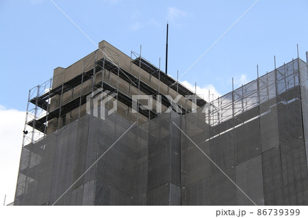 足場を設置し外壁工事中の市営今福南住宅4号館 足場を設置し外壁工事中の市営今福南住宅4号館 86739399