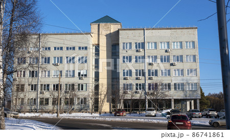 Road junction with moving cars against the backdrop of a tall building. 86741861