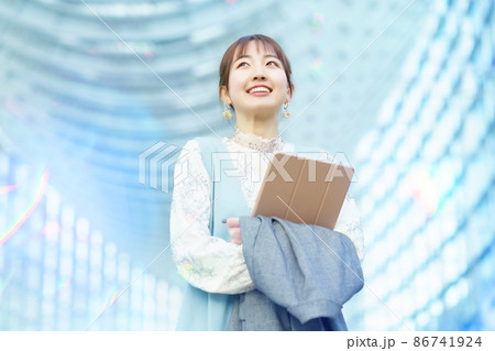 若い女性のポートレート 86741924