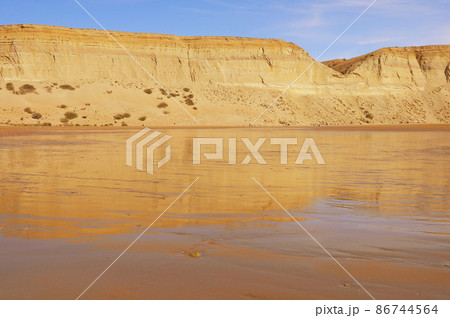 Cliffs by the beach of Pacific ocean. Puerto Santa Cruz. 86744564