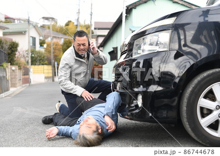 乗用車の運転中に人身事故を起こしたアジア人のミドル男性 86744678