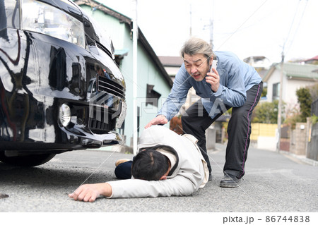 乗用車の運転中に人身事故を起こしたアジア人のシニア男性 86744838