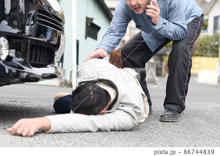 乗用車の運転中に人身事故を起こしたアジア人のシニア男性 86744839