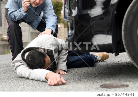 乗用車の運転中に人身事故を起こしたアジア人のシニア男性 86744841