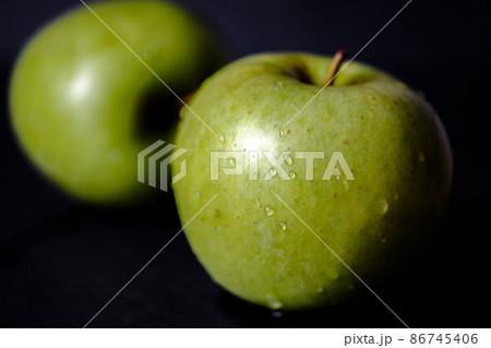 Green apple, isolated on black background 86745406