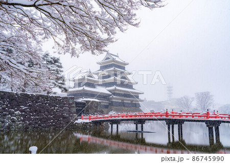 松本城雪景色【長野県】 松本城雪景色【長野県】 86745990