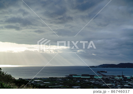 高台から見た朝の沖縄東海岸 86746037