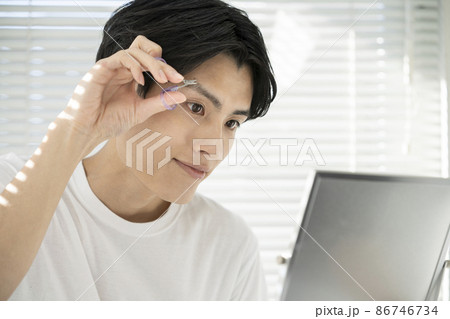 眉カットをする若い男性 メンズビューティ イメージ 眉カットをする若い男性 メンズビューティ イメージ 86746734
