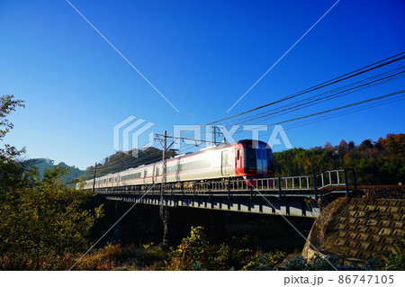 朝日を浴びる名鉄電車 朝日を浴びる名鉄電車 86747105