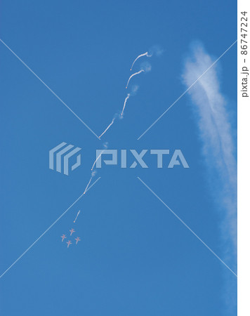 スイス空軍アクロバットチーム「パトロイユ・スイス」のフレア スイス空軍アクロバットチーム「パトロイユ・スイス」のフレア 86747224