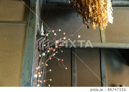 古民家の繭玉飾り 86747350