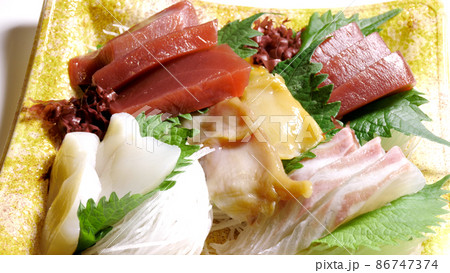 刺身の盛り合わせ 86747374