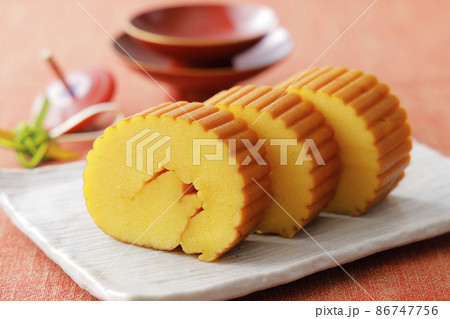 お皿に盛り付けた伊達巻玉子 86747756