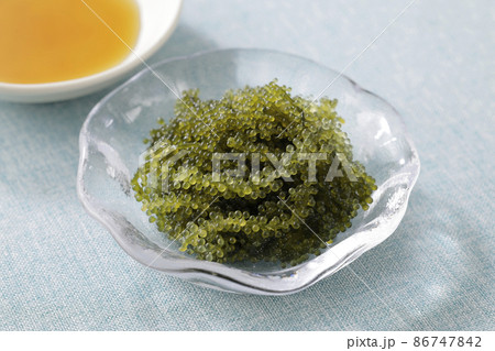 器に盛り付けた海ぶどう 86747842