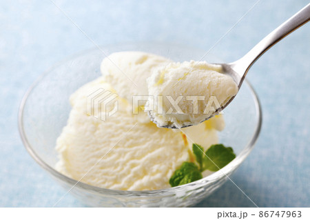 バニラアイスクリーム 86747963