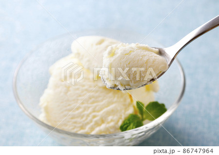 バニラアイスクリーム 86747964