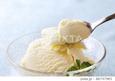 バニラアイスクリーム 86747965