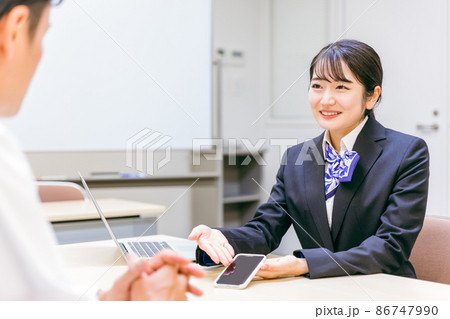 スマホの説明をする女性 86747990