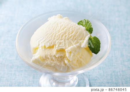 器に盛り付けたバニラアイスクリーム 器に盛り付けたバニラアイスクリーム 86748045