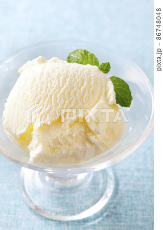 器に盛り付けたバニラアイスクリーム 器に盛り付けたバニラアイスクリーム 86748048