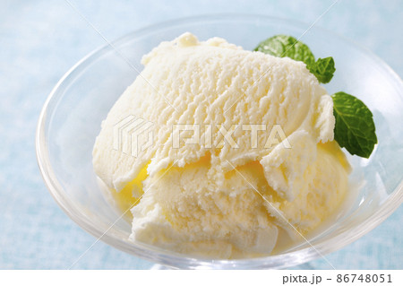 器に盛り付けたバニラアイスクリーム 器に盛り付けたバニラアイスクリーム 86748051