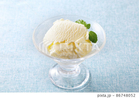 器に盛り付けたバニラアイスクリーム 器に盛り付けたバニラアイスクリーム 86748052