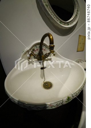 クラシックなシンク 蛇口 洗面 クラシックなシンク 蛇口 洗面 86748740