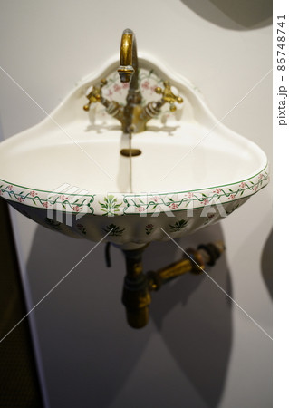 クラシックなシンク 蛇口 洗面 クラシックなシンク 蛇口 洗面 86748741