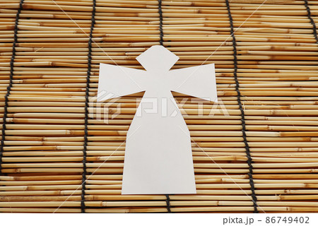 穢れを払う形代人の形をした切り紙1 穢れを払う形代人の形をした切り紙1 86749402