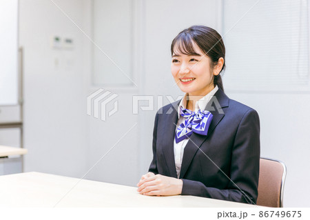 リボンスカーフをつけたビジネスウーマン（挨拶） 86749675