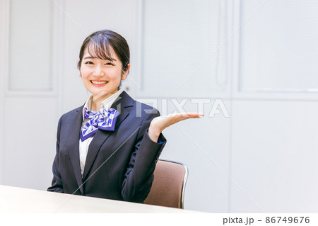 リボンスカーフをつけたビジネスウーマン(おすすめ) リボンスカーフをつけたビジネスウーマン(おすすめ) 86749676