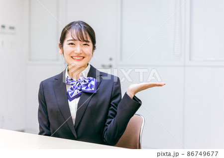 リボンスカーフをつけたビジネスウーマン（おすすめ） 86749677