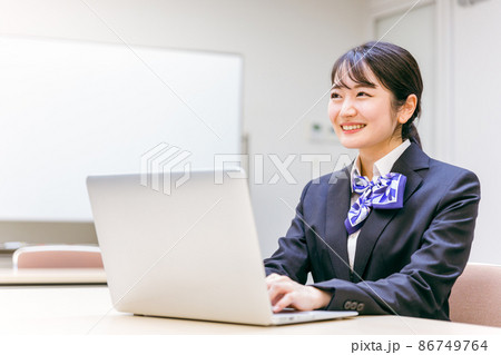 リボンスカーフをつけたビジネスウーマン リボンスカーフをつけたビジネスウーマン 86749764