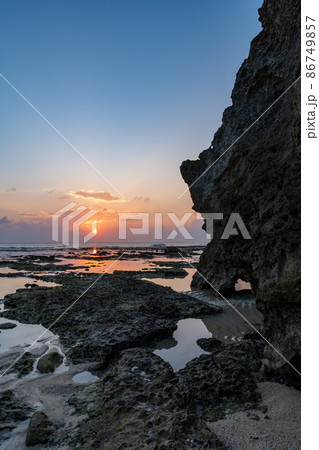 南の島の干潮の海岸で見る夕日（鹿児島県　奄美群島　沖永良部島） 86749857