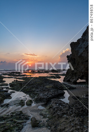南の島の干潮の海岸で見る夕日（鹿児島県　奄美群島　沖永良部島） 86749858