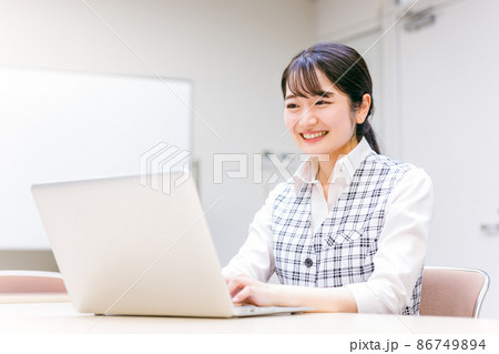 事務服を着たビジネスウーマン(パソコン) 事務服を着たビジネスウーマン(パソコン) 86749894
