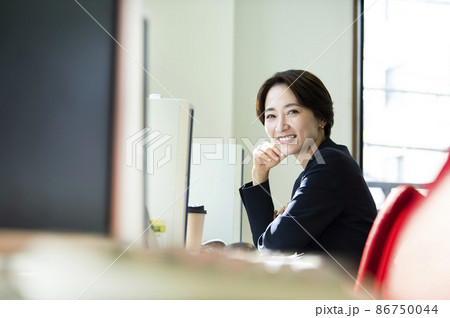 女性　オフィス　ポートレート　カメラ目線　笑顔 86750044
