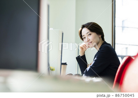女性 オフィス ポートレート カメラ目線 女性 オフィス ポートレート カメラ目線 86750045