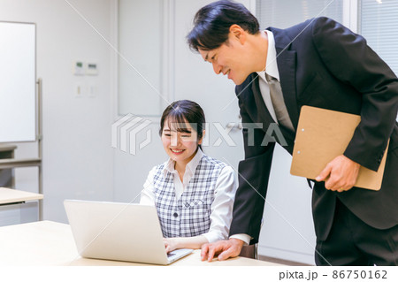 オフィスで仕事する男女 86750162