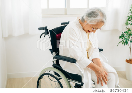 膝が痛い高齢者女性 86750434