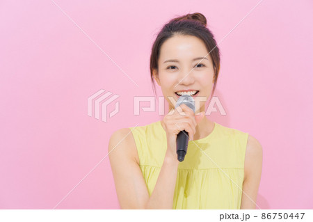 マイクを持つ女性　20代 86750447