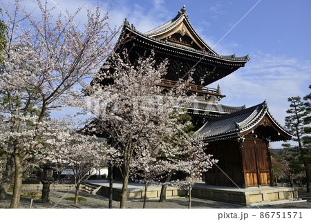 くろ谷　金戒光明寺　山門と桜 86751571