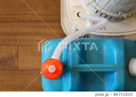 石油ストーブに給油中 石油ストーブに給油中 86751620