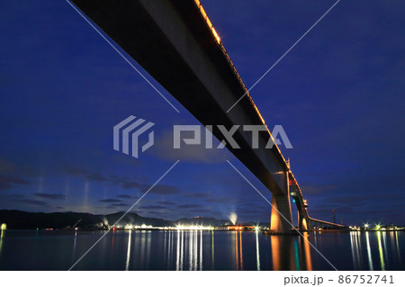 べた踏み坂で有名な江島大橋(鳥取県境港市と島根県松江市八束町江島を結ぶ橋・江島側から撮影) べた踏み坂で有名な江島大橋(鳥取県境港市と島根県松江市八束町江島を結ぶ橋・江島側から撮影) 86752741