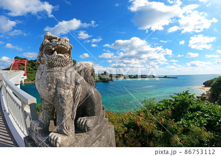 沖縄 海とシーサー 青空 86753112