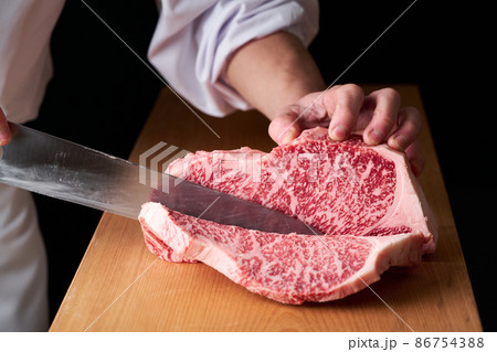 サーロインステーキを包丁でカットする料理人　国産黒毛和牛 86754388