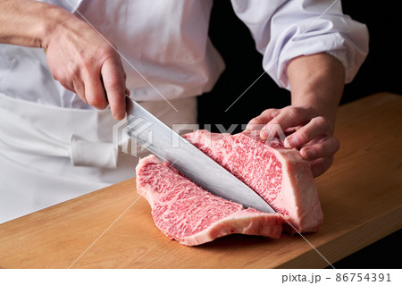 サーロインステーキを包丁でカットする料理人 国産黒毛和牛 サーロインステーキを包丁でカットする料理人 国産黒毛和牛 86754391